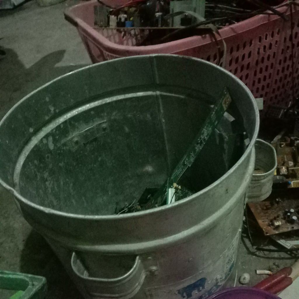 Ember Kaleng Cat 20 Liter - Tahan Karat, Warna Cat Hitam, Tutup Plastik