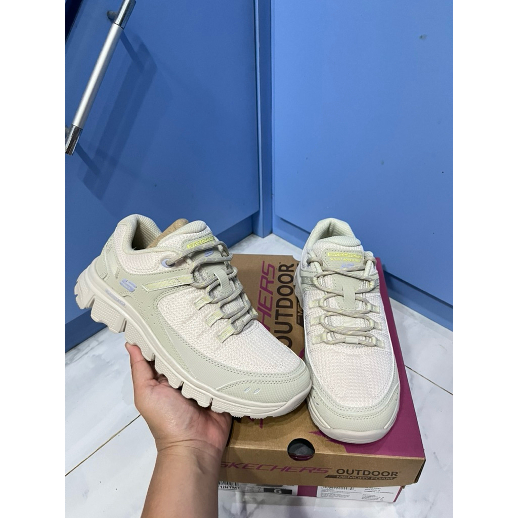 Sepatu Skechers Adventure Outdoor women summits at warna cream ukuran 36 sal 70% (180271/NTMT)