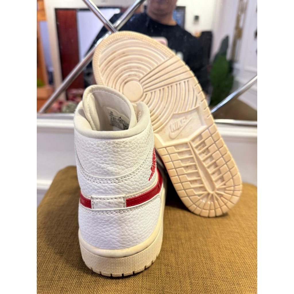 Nike Air Jordan 1 Mid 'White University Red' wanita.
