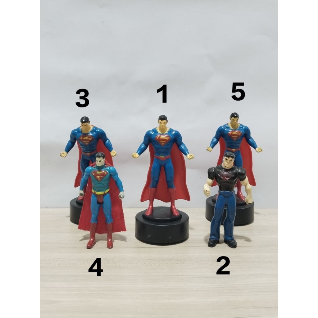 Mainan action figure Superman