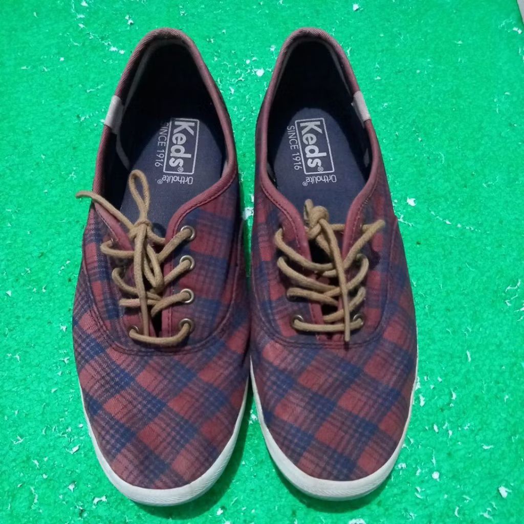 Sepatu casual wanita Keds