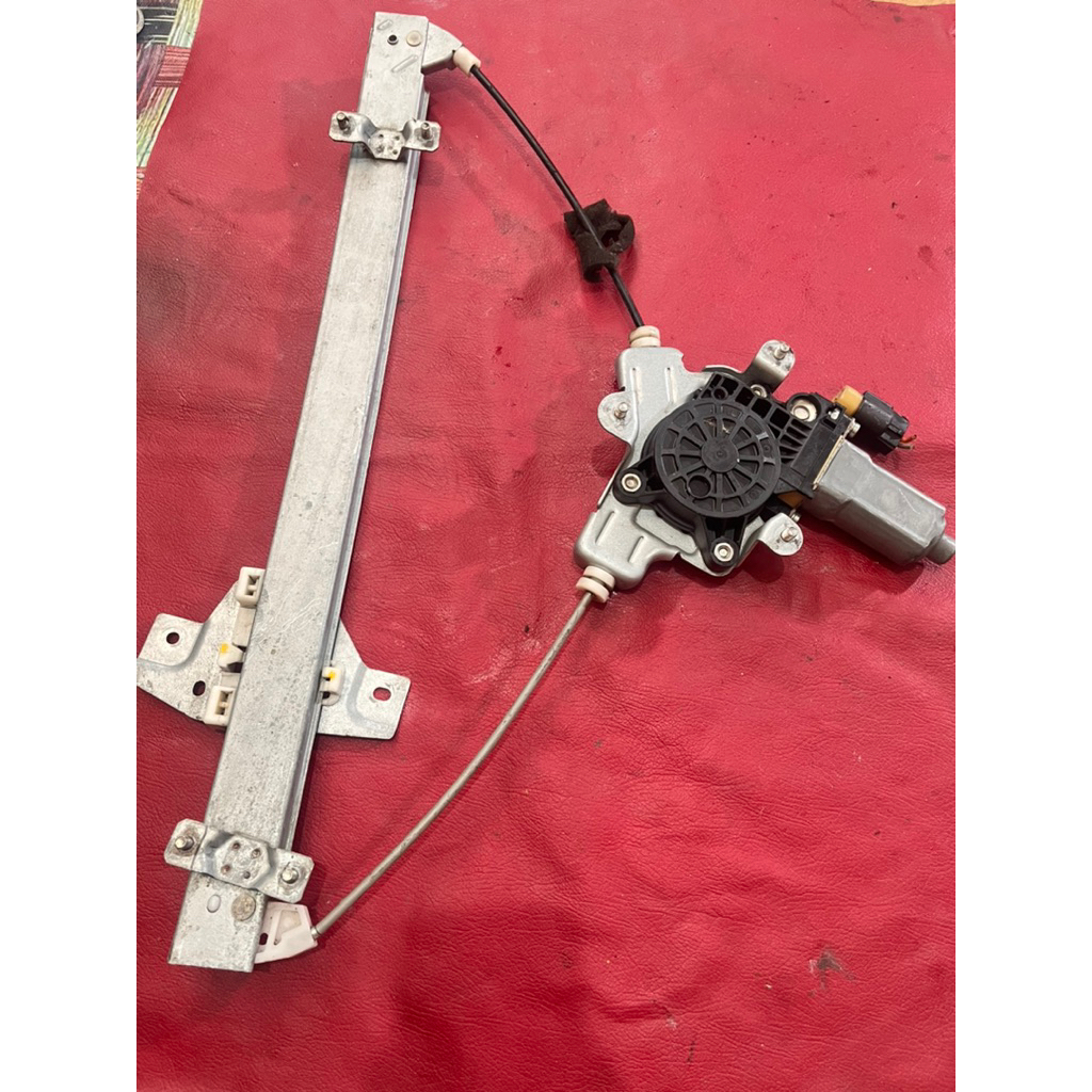 Satu set dinamo power window hyundai getz kiri depan