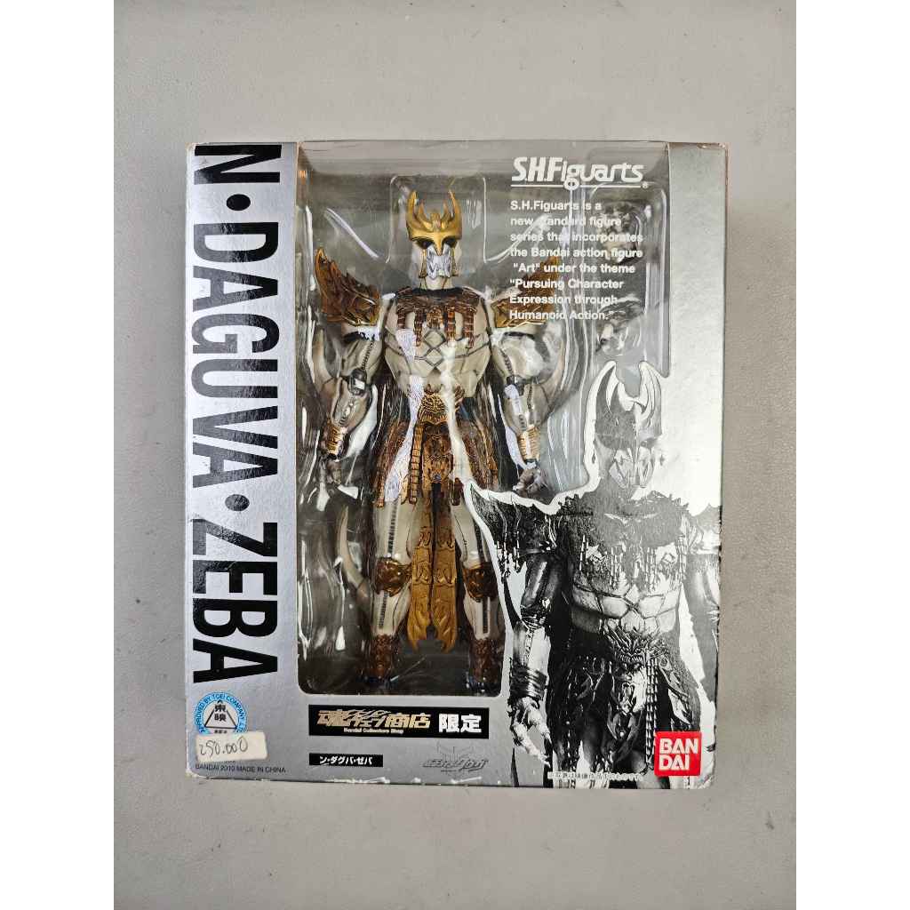 SHF Kamen Rider Daguva Zeba Lawan Ultimate Kuuga