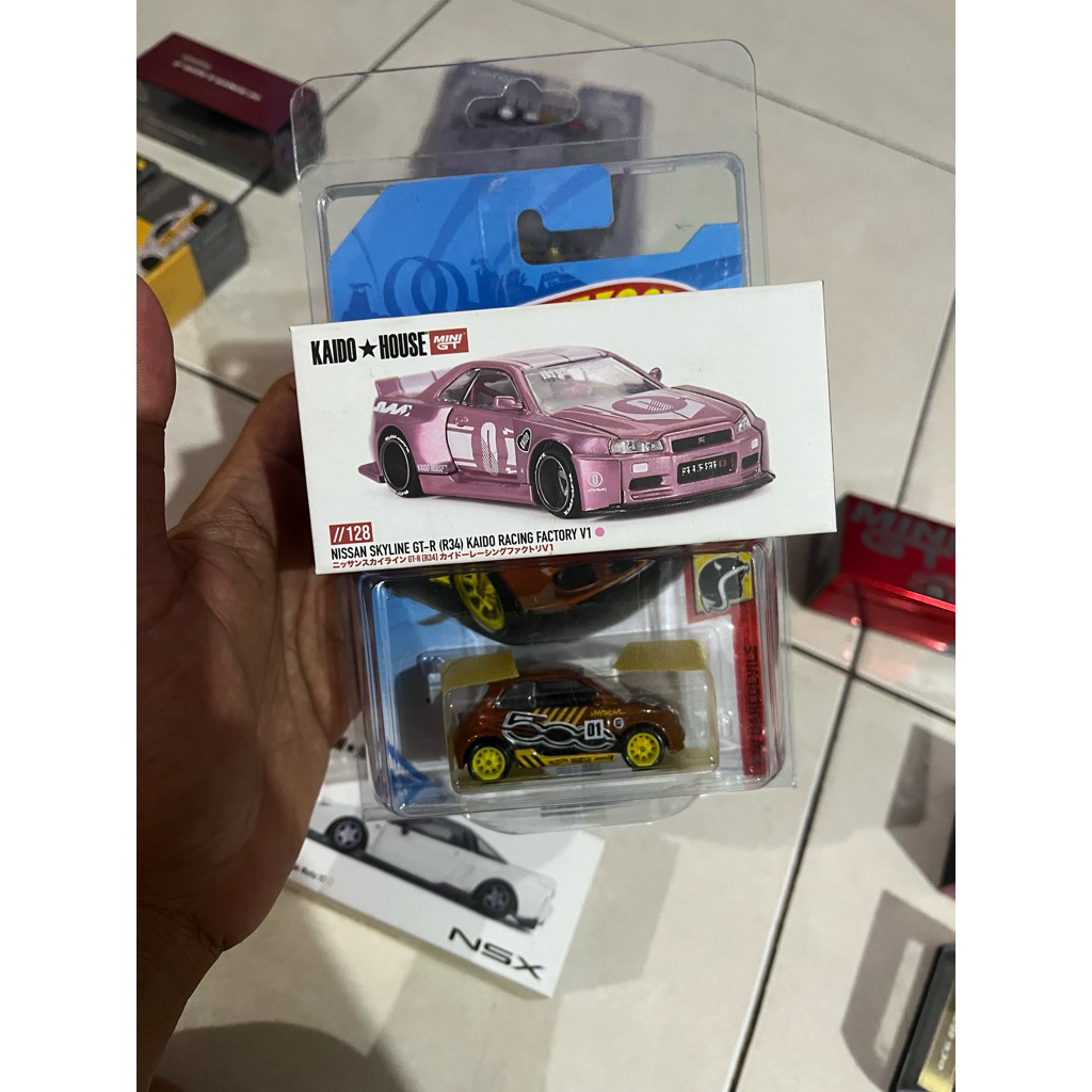 1 pcs kaido r34 pink + HW STH FIAT