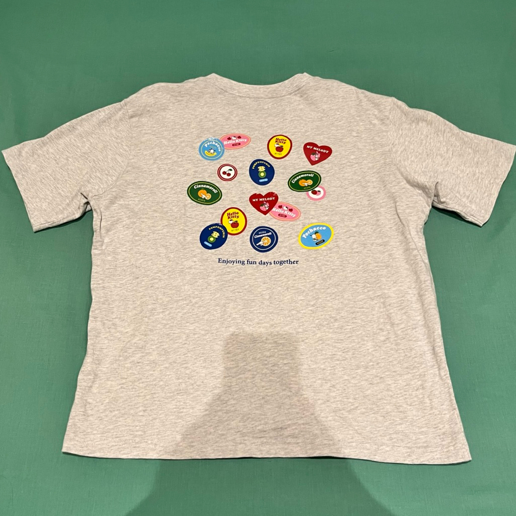 PRELOVED [NO NEGO] kaos uniqlo UT tshirt sanrio disney peace for all