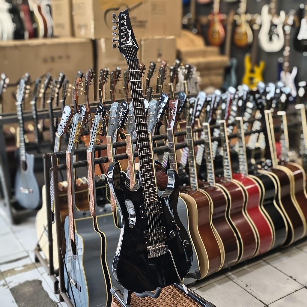 Gitar Elektrik Ibanez Hitam Glossy Pick Up Humbucker Sound Rocker