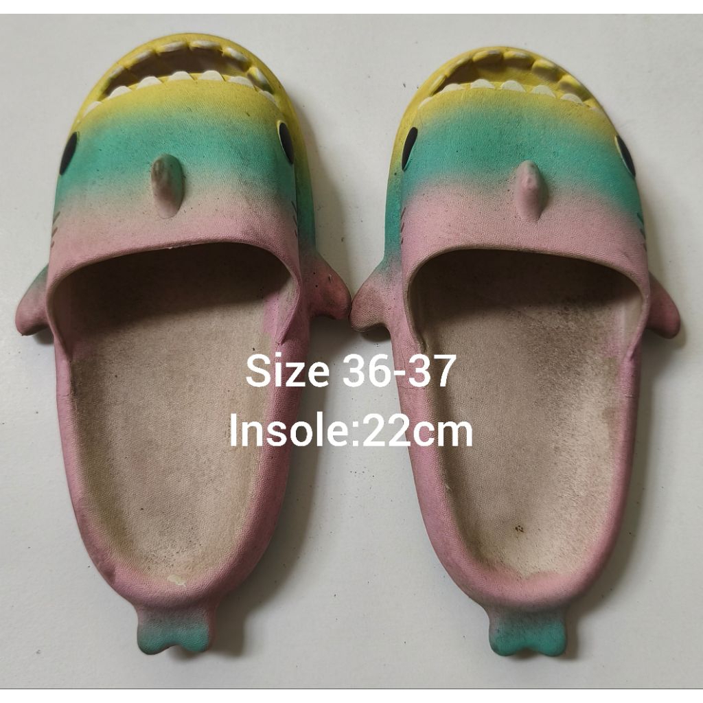 Sandal wanita/pria karet hiu rainbow(Preloved)