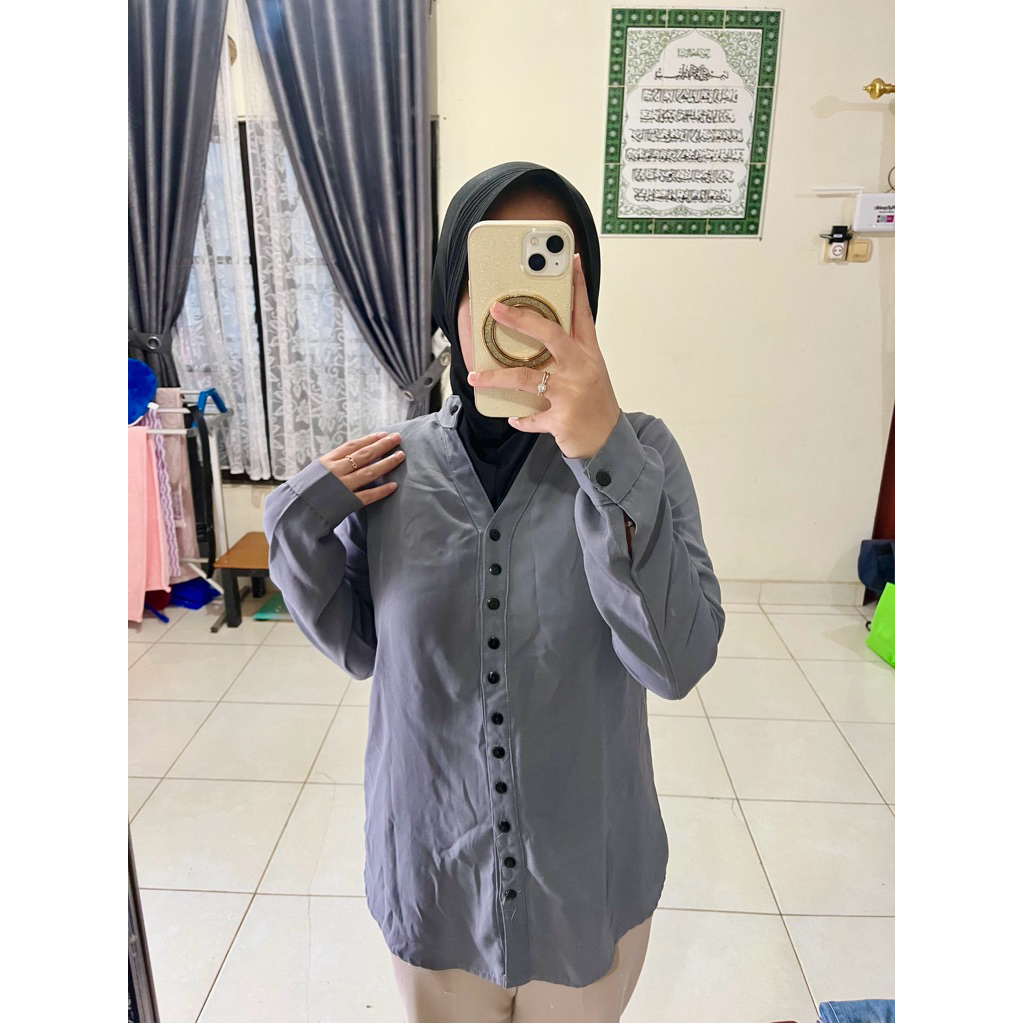 Preloved Baju Kemeja Wanita Abu-Abu Minimalis