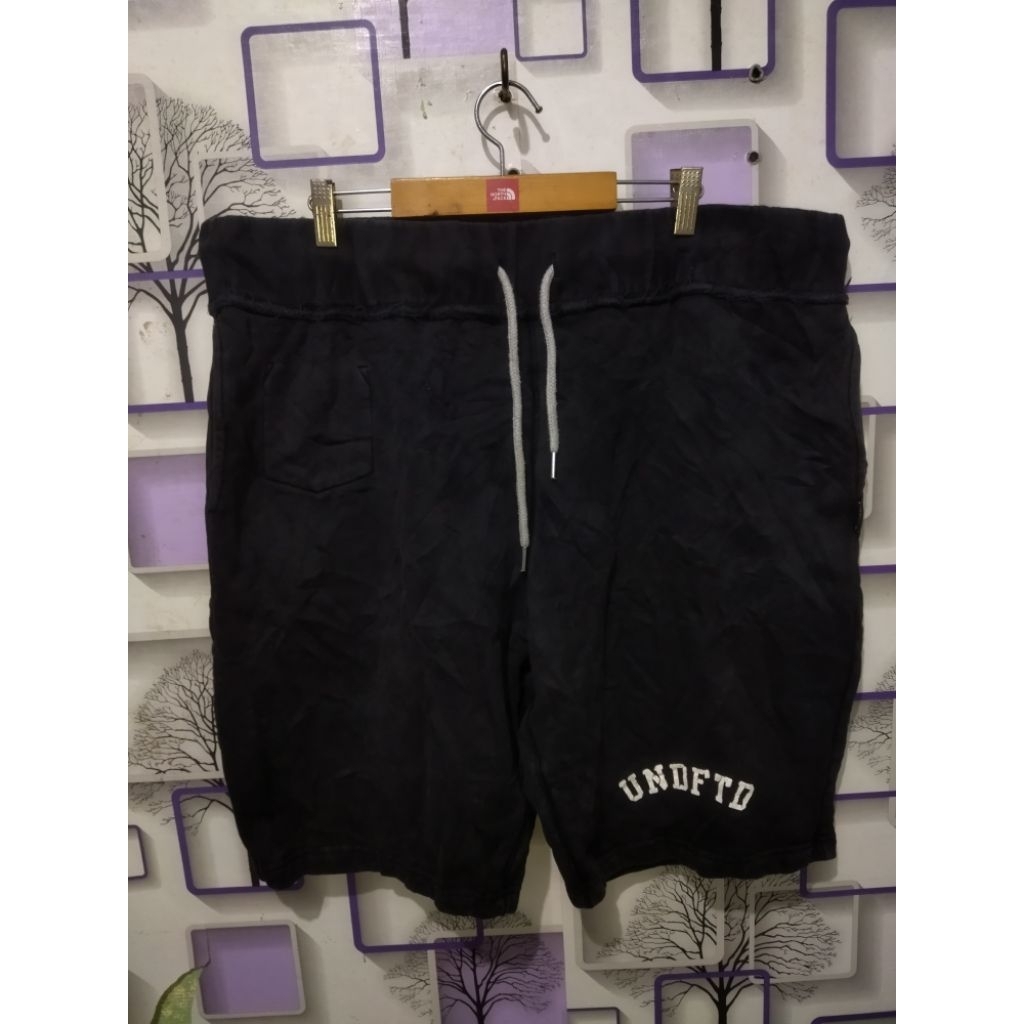 celana pendek undefeated