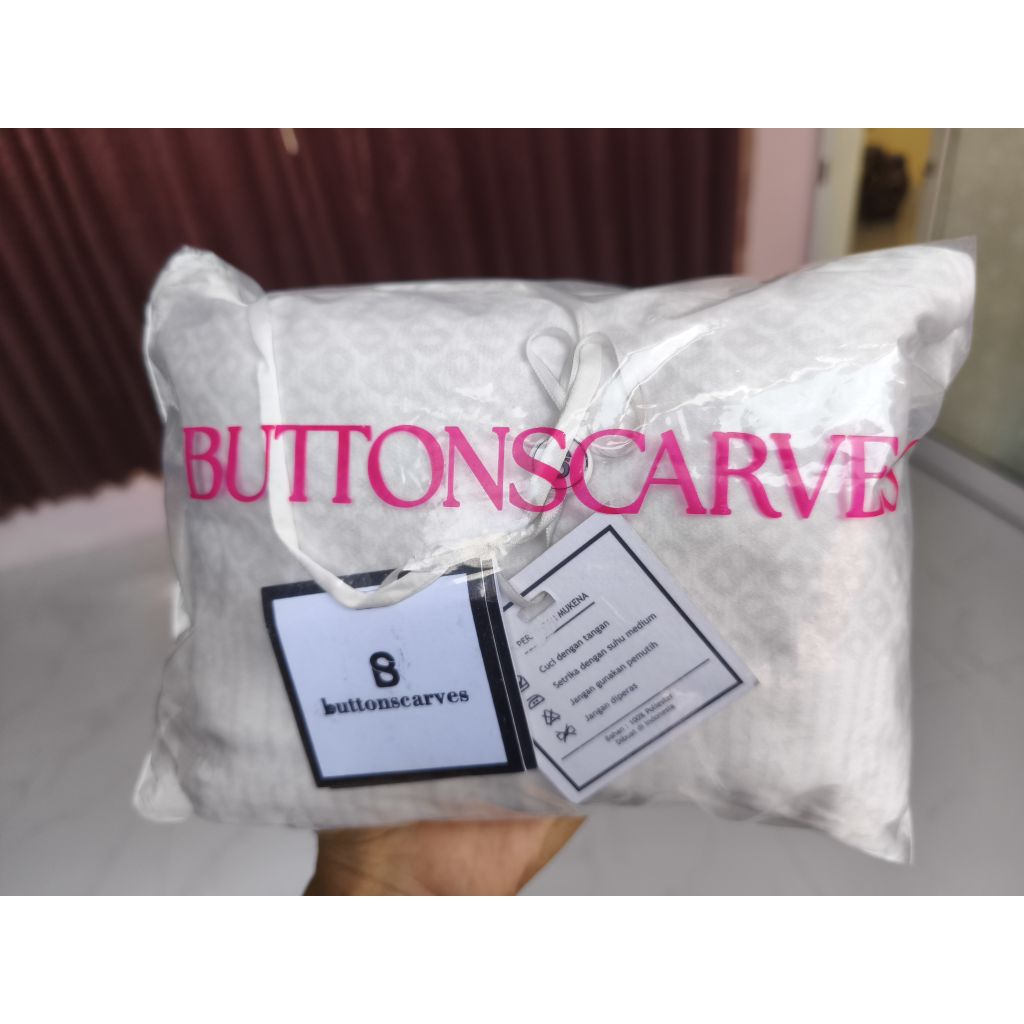 Mukena Buttonscarves Tapis Monogram warna pearl white