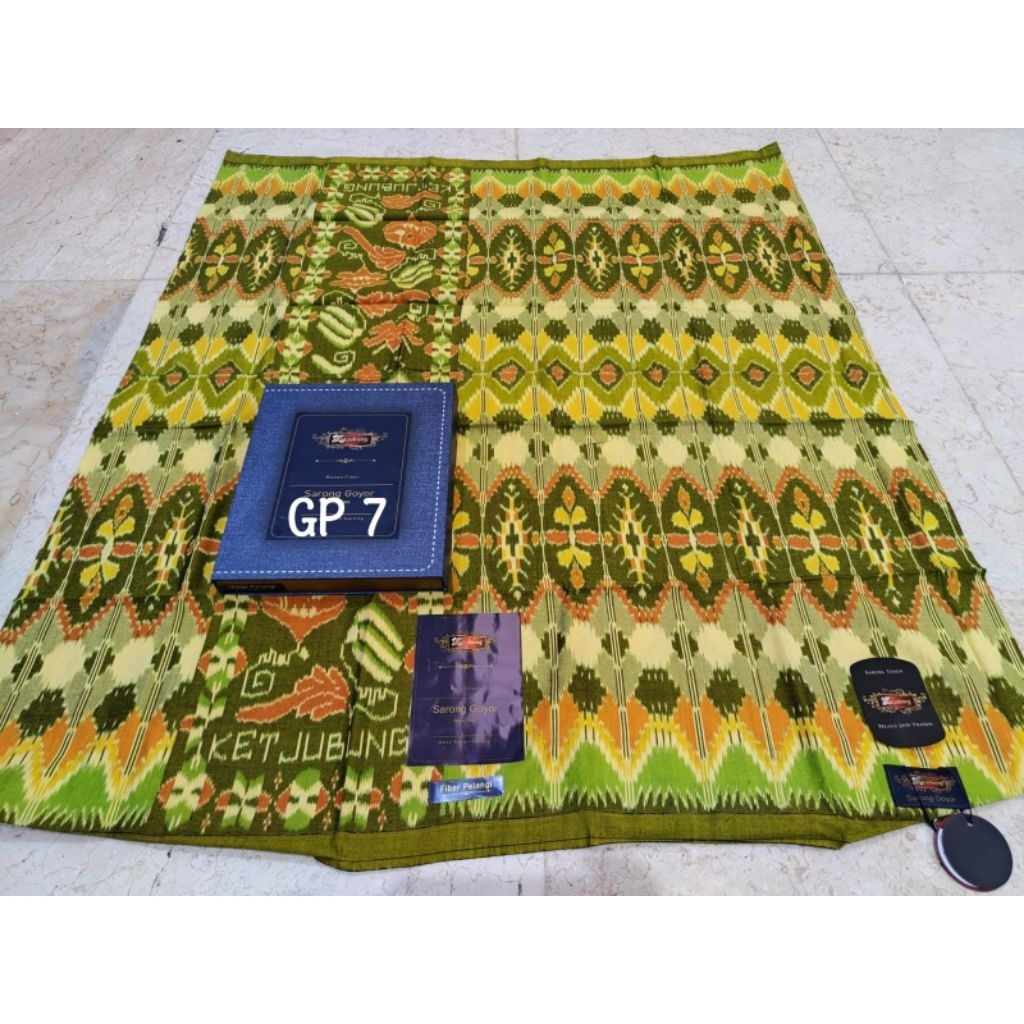 Sarung KETJUBUNG RED GOYOR Motif Pelangi GOLD