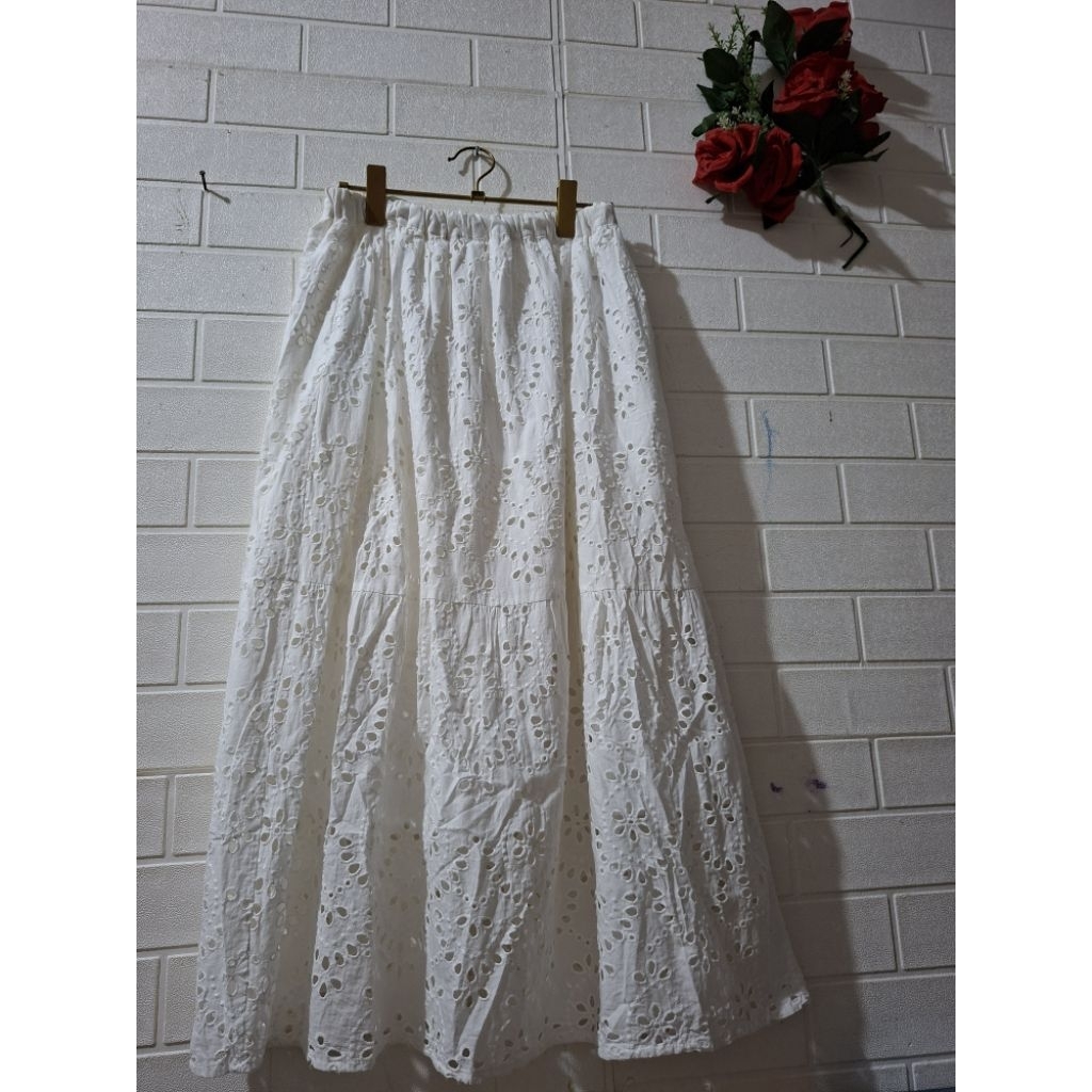 Rok katbol putih by Samansa Mos