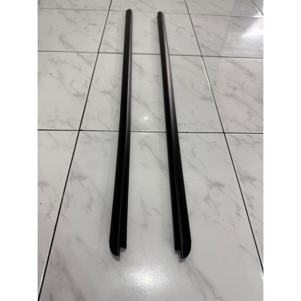 Karet Pelipit Kaca Luar Waterstrip Kaca Luar Mobil Mega Carry, 1set