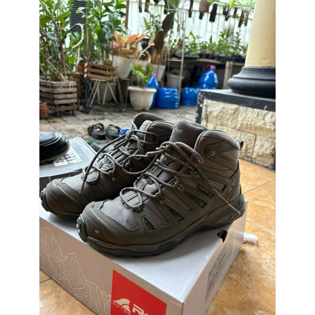 ARei Rei Sepatu Gunung Outdoor Preloved/Bekas Sepatu Adventure