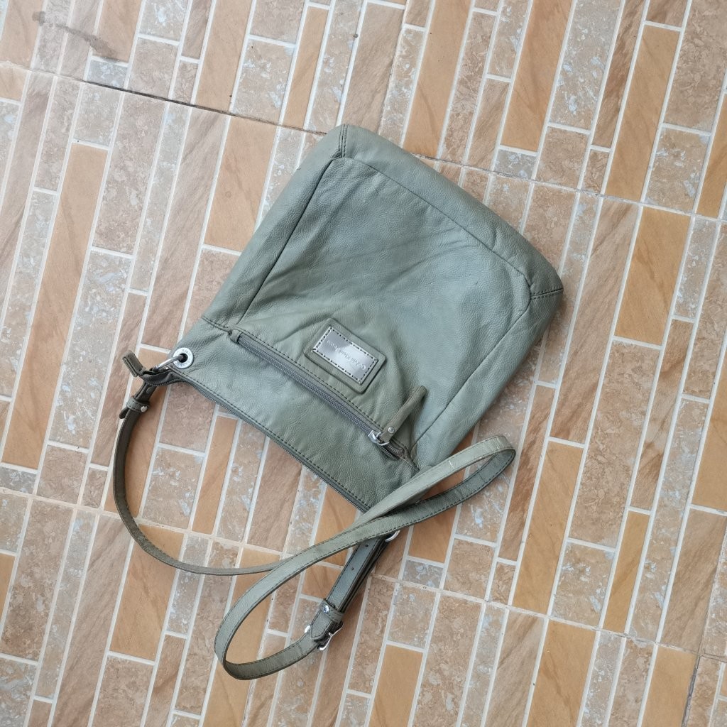A821. TAS SLEMPANG KULIT CK WARNA HIJAU PRELOVED