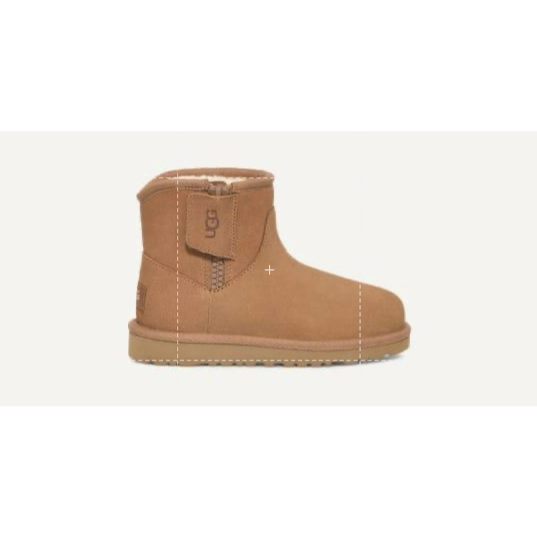 NEW  UGG KIDS WINTER SHOES. SIZE EUR 22. RECOMMENDED FOR GIRL OR BOY. VERY WARM. HIGHLY RECOMMENDED.