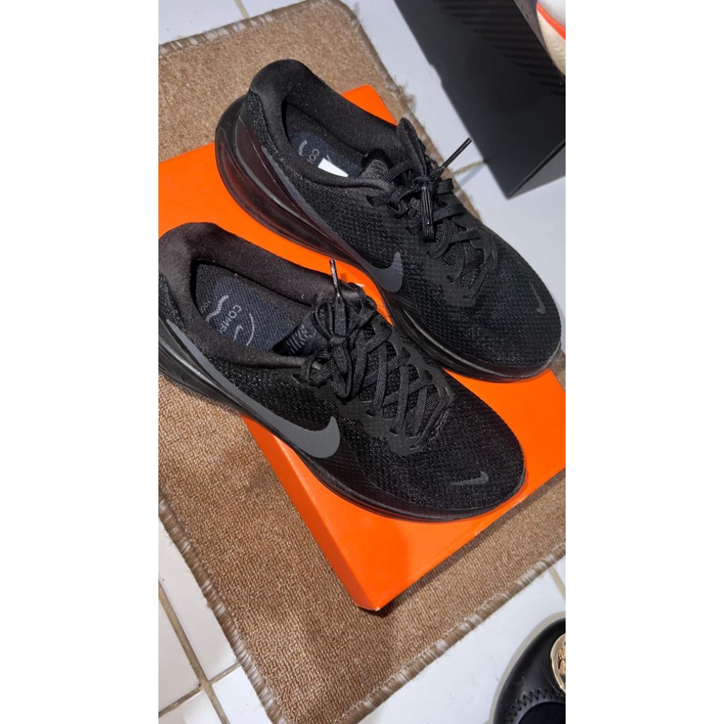 NikeRevolution8