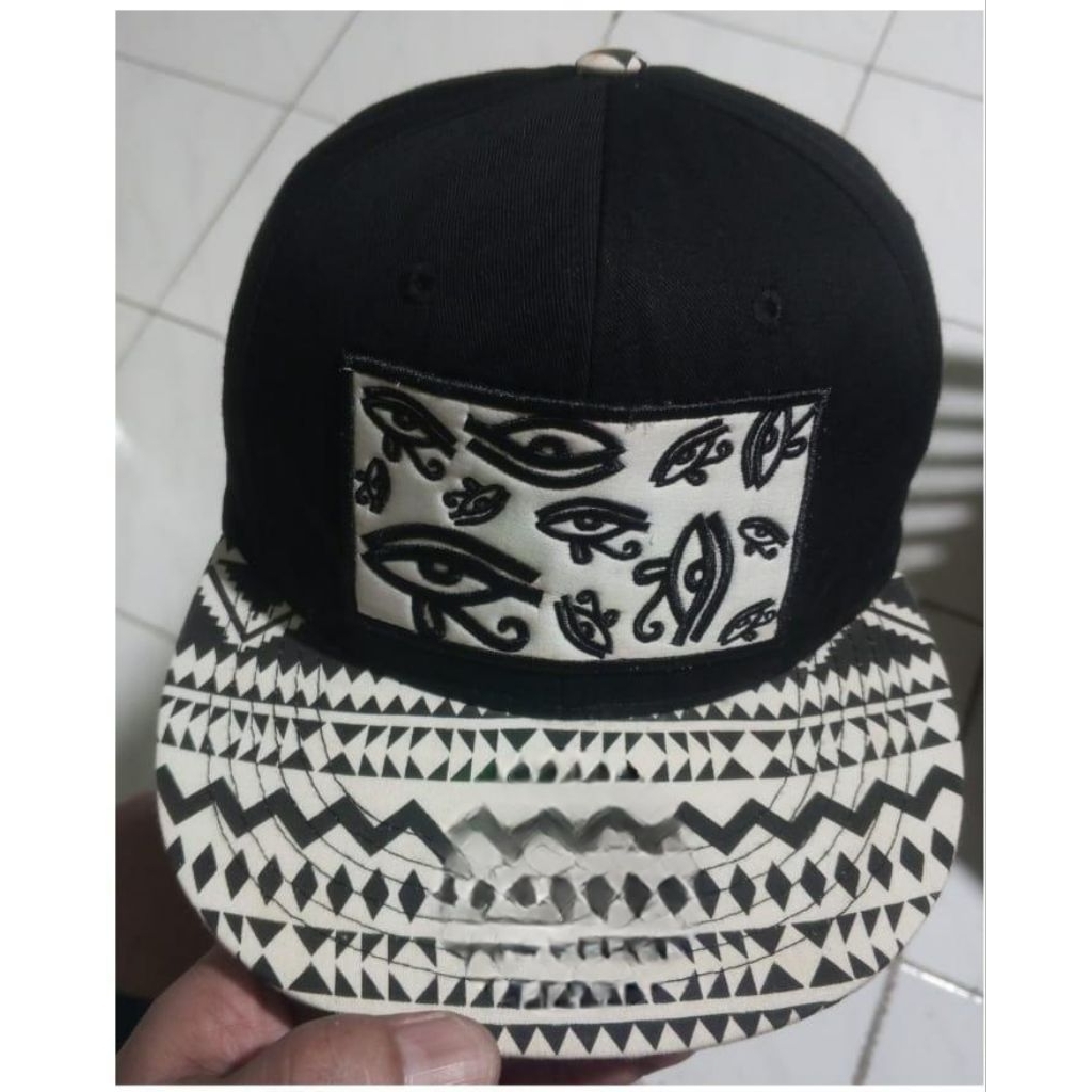 topi motif etnik