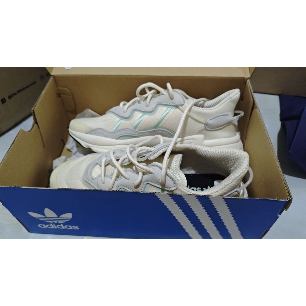 Sepatu wanita adidas(preloved) Ozweego