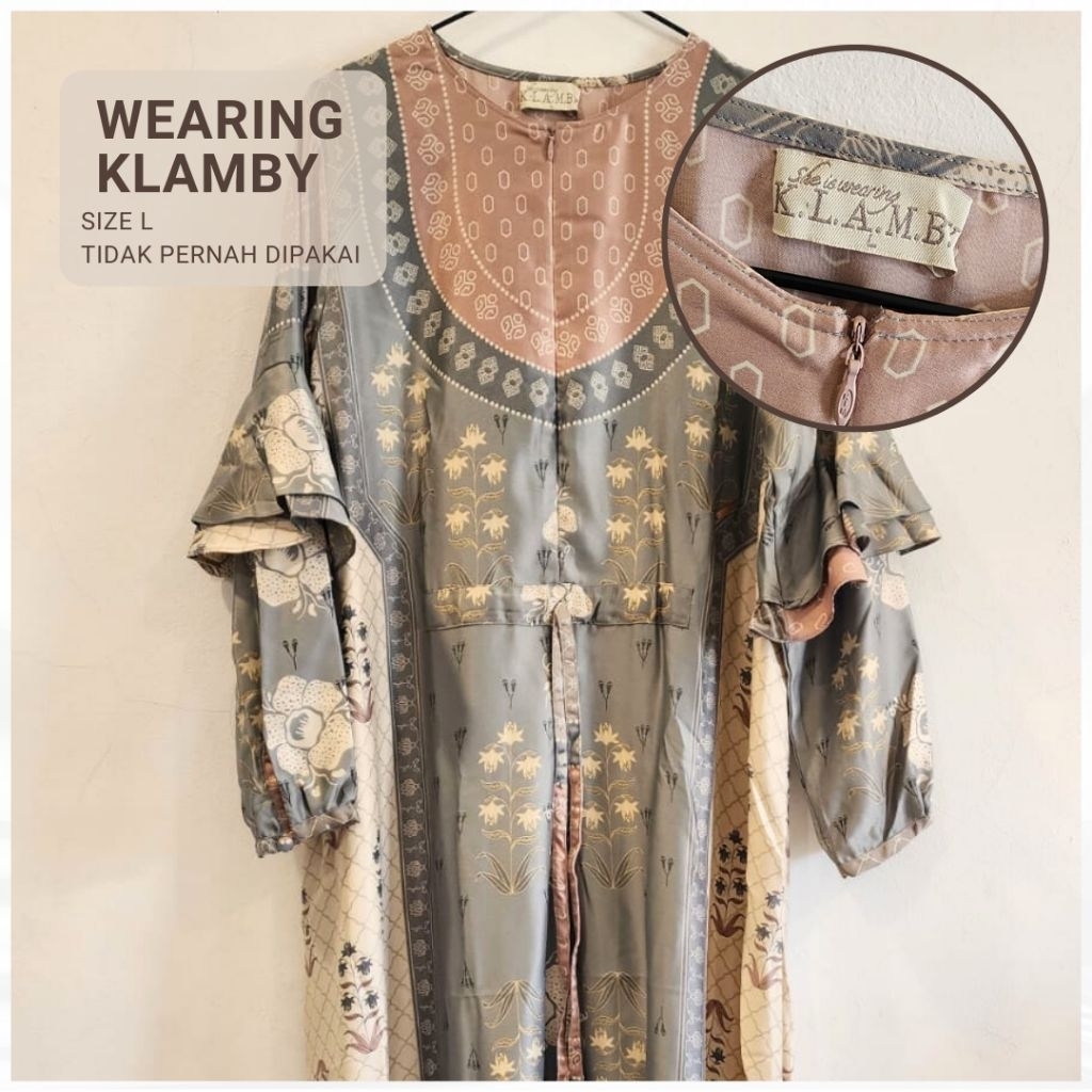 DRESS WEARING KLAMBY