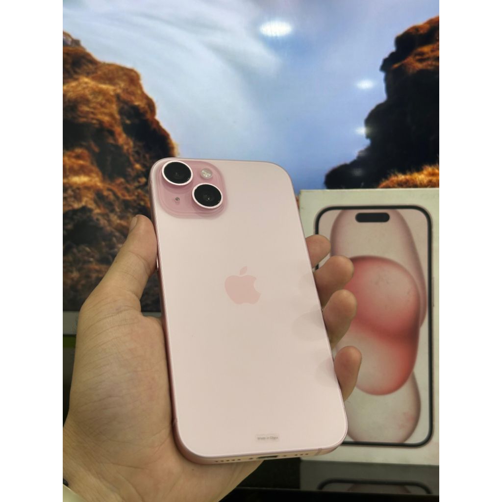 iphone 15 128gb ibox pink. hb96% cc 201. ada dent halus sperti di foto. semua fungsi bagus siap paka