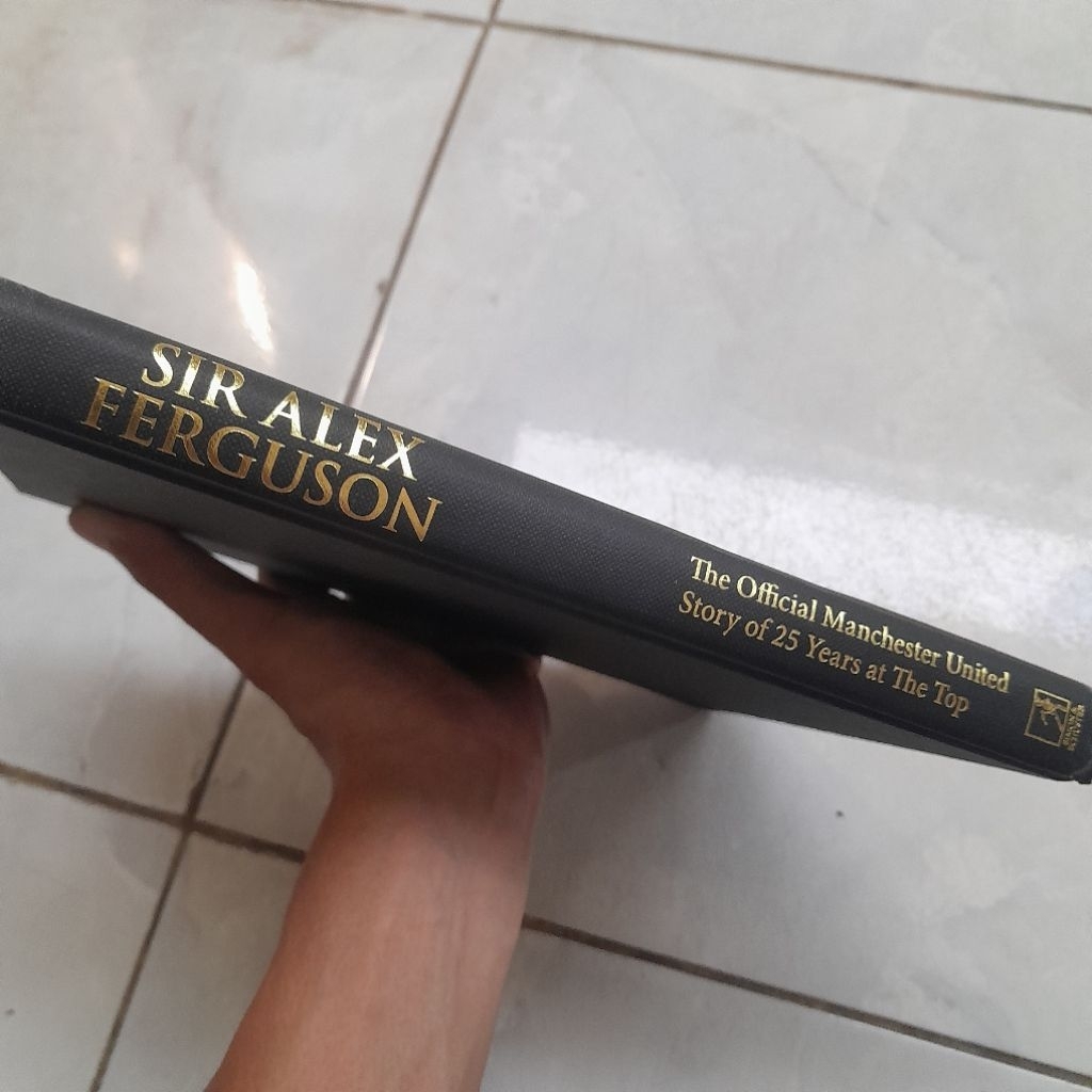 Buku Sir Alex Ferguson(The Official Manchester United Story ofb25 Years at the Top)