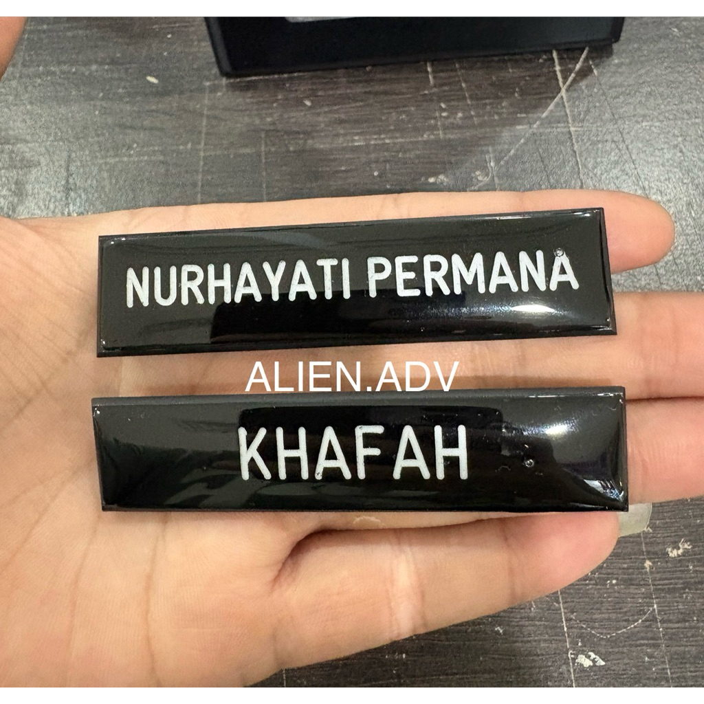 Name Tag Akrilik Hitam Doff dilapis Fiber, Bisa Magnet atau Peniti