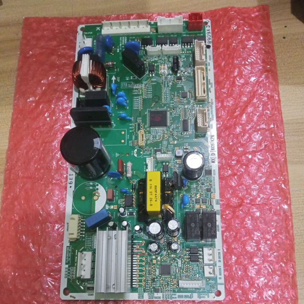 Modul PCB Utama (Main Control Board) untuk kulkas Hitachi, dengan nomor suku cadang spesifik BB00561