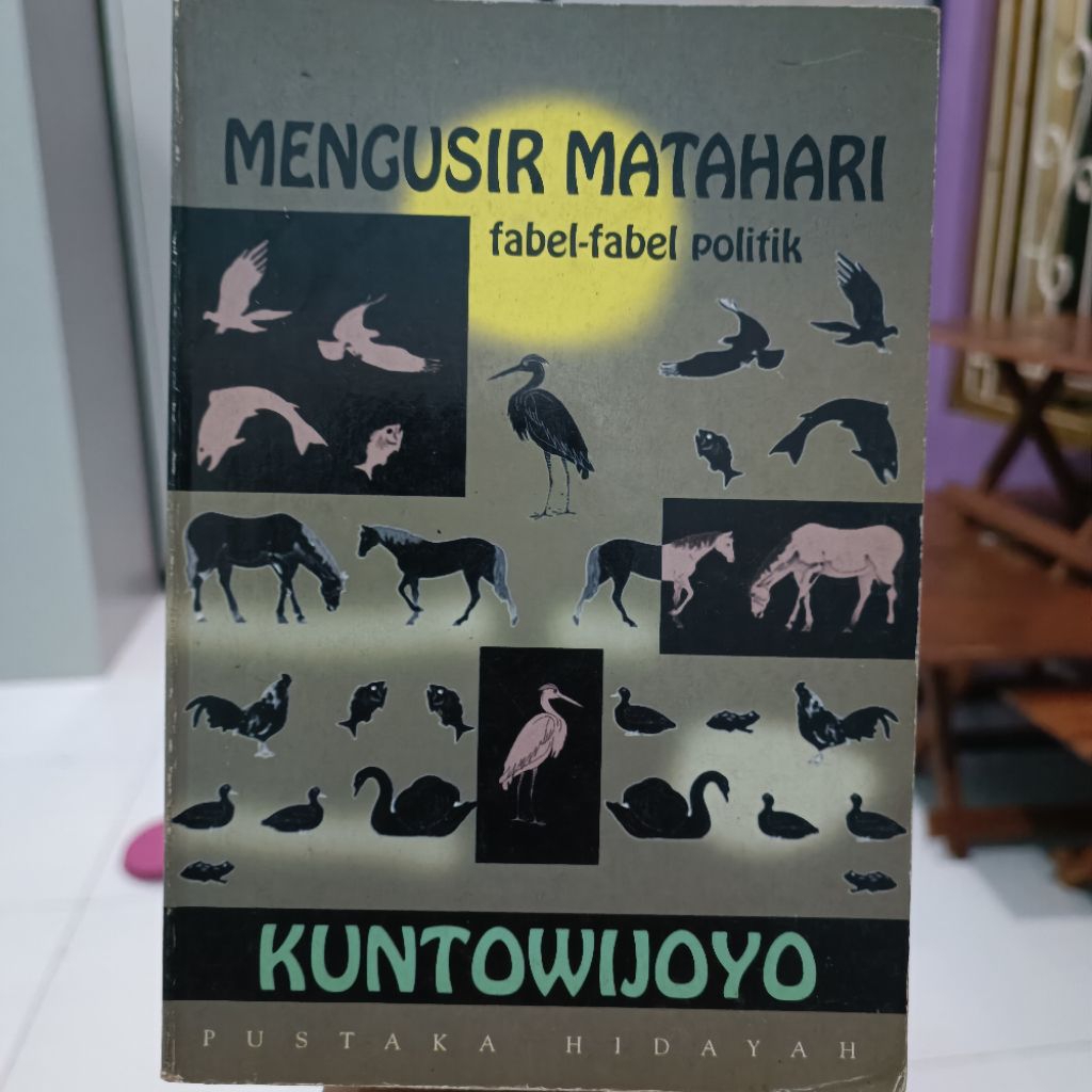 MENGUSIR MATAHARI fabel-fabel politik, kumpulan cerita fabel yang menggunakan alegori binatang untuk