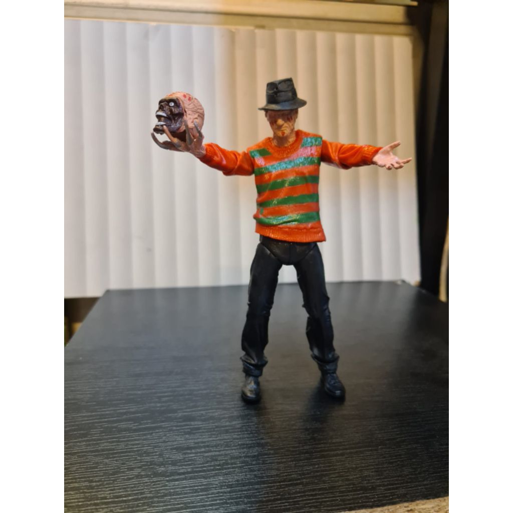 Mainan figure horror freddy cruegger