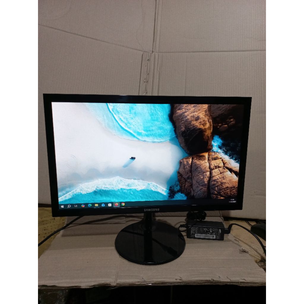 monitor samsung led 18.5 inci normal lengkap adftor dan kabel vga