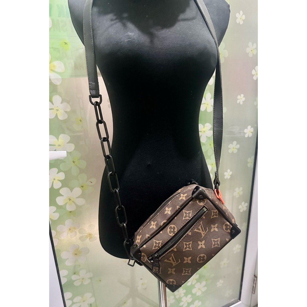 Louis Vuitton Mini Soft Trunk bag, which features the signature Monogram canvas Preloved tas