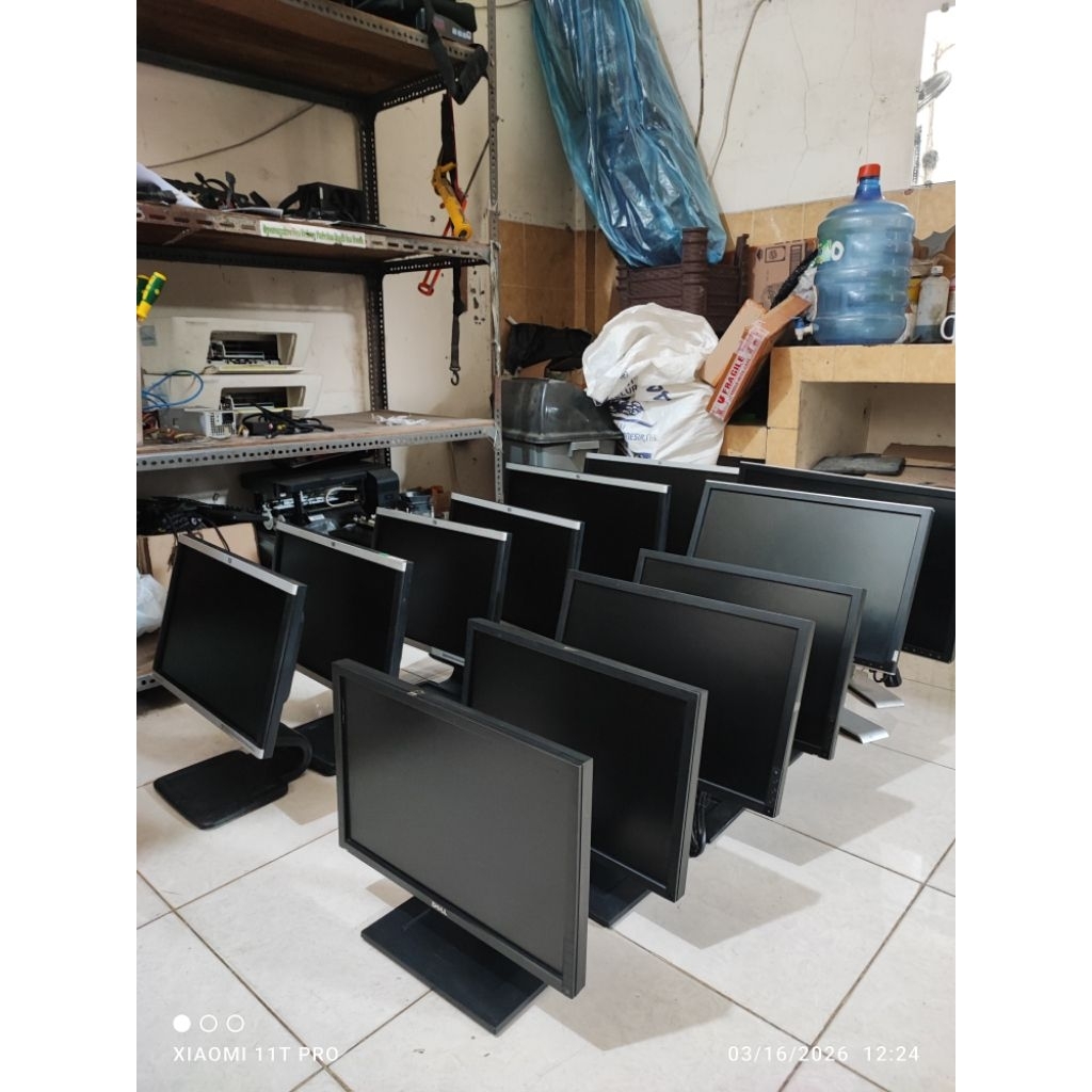 borongan monitor second 9 unit hp dan dell ukuran 19" - 24" normal
