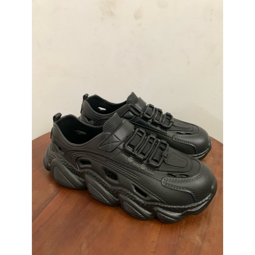Sepatu Karet Hitam Pria