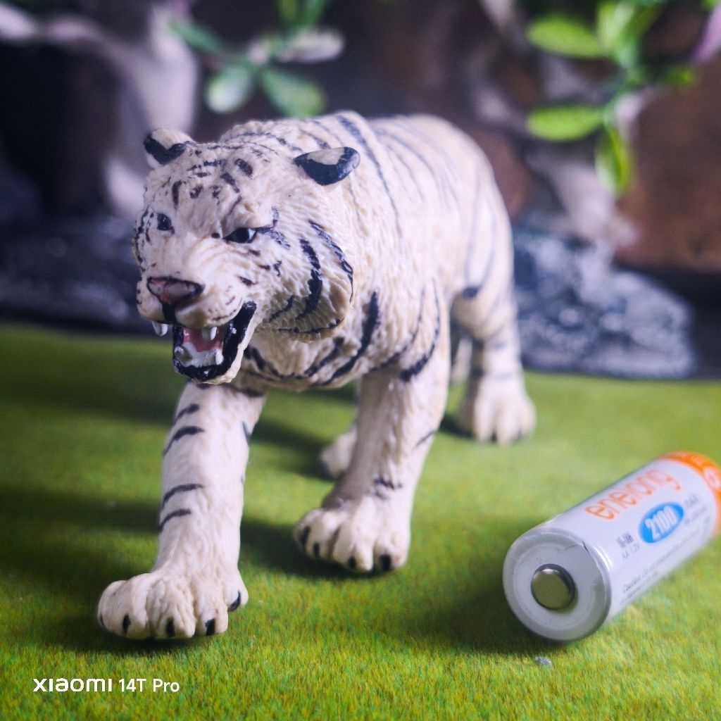 Safari Ltd 2006 White tiger figure