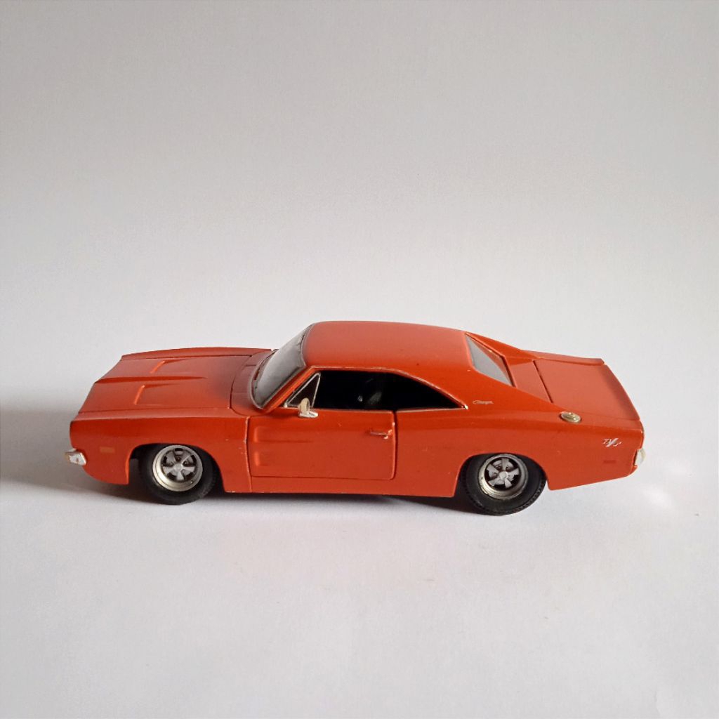 Mainan Diecast Metal Maisto 1969 Dodge Charger R/T Skala.1:25 Loose Utuh Layak Koleksi
