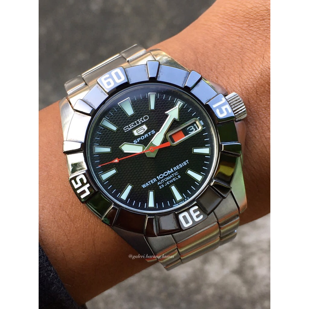 Seiko 5 Sports Automatic 23 Jewels Honeycomb Dial Silver Stainless Steel Bracelet