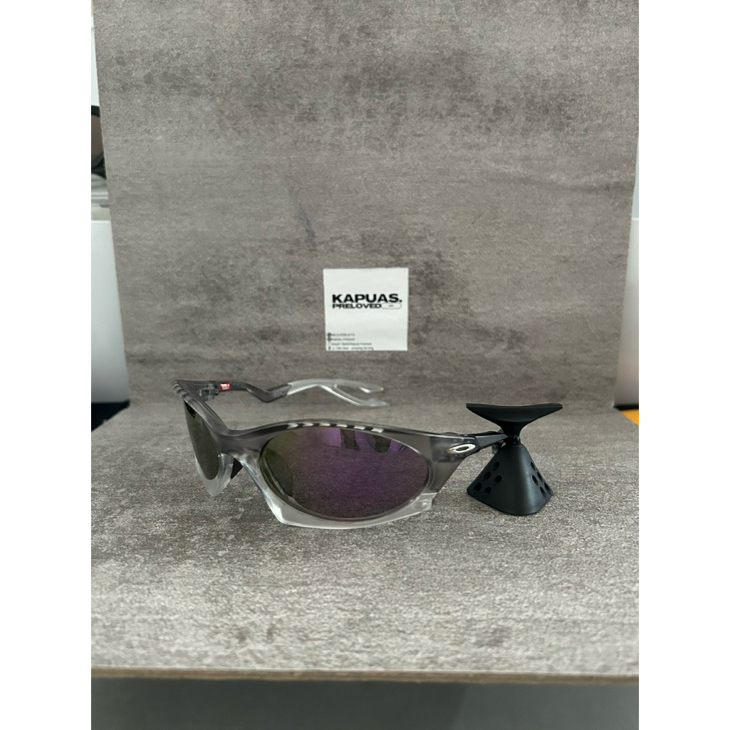 Oakley Plantaris, sebuah model kacamata hitam dengan desain berani yang terinspirasi dari bentuk-ben