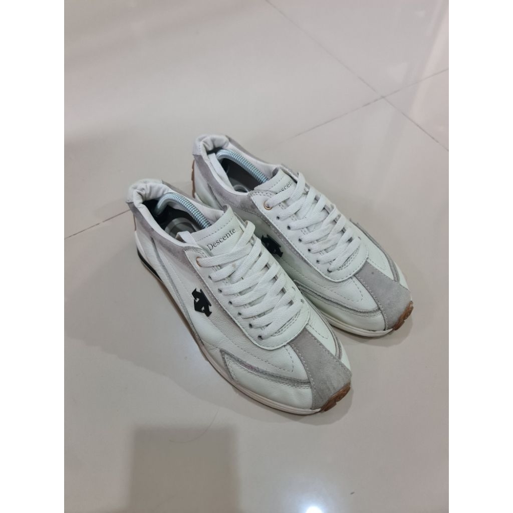 088. Sepatu Pria Descente Broken White Grey
Mantan / Bekas / Second

Size : 43
insole : 28.0