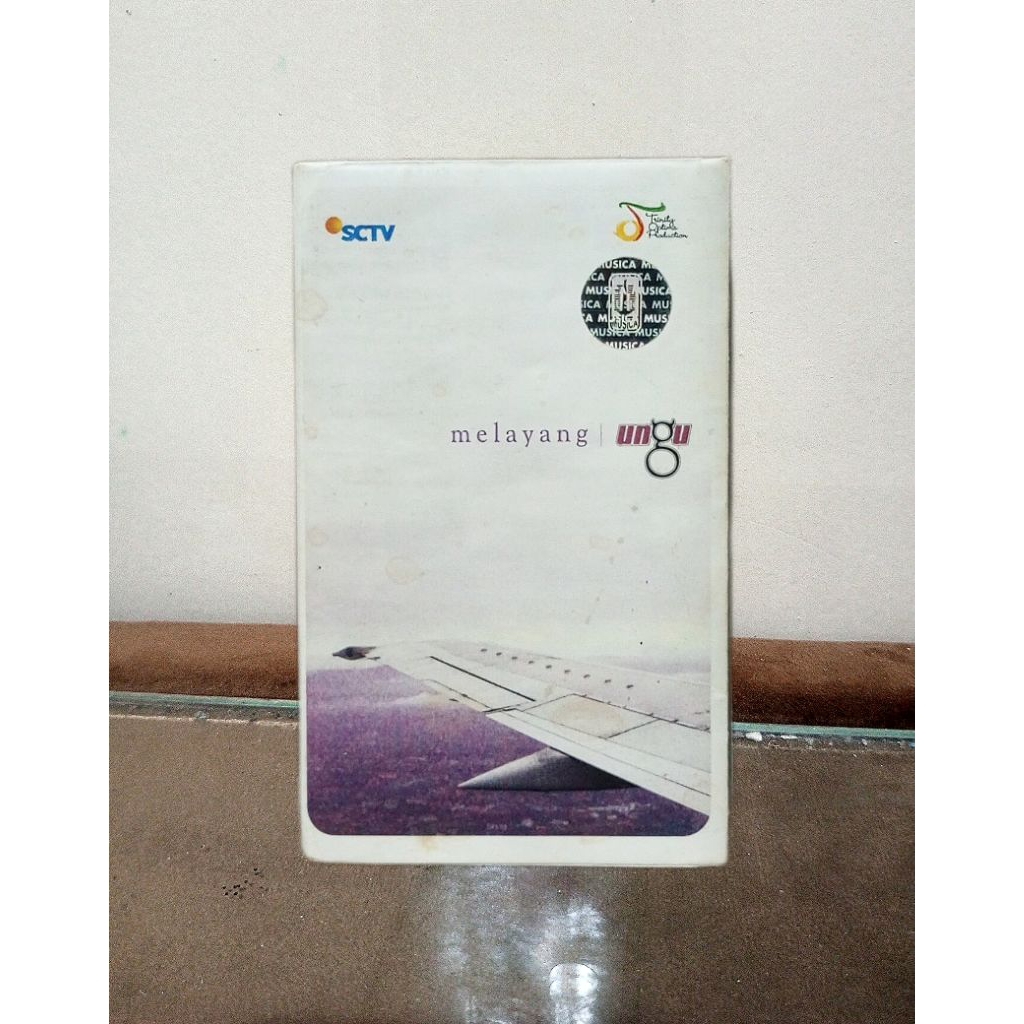 kaset pita ungu melayang