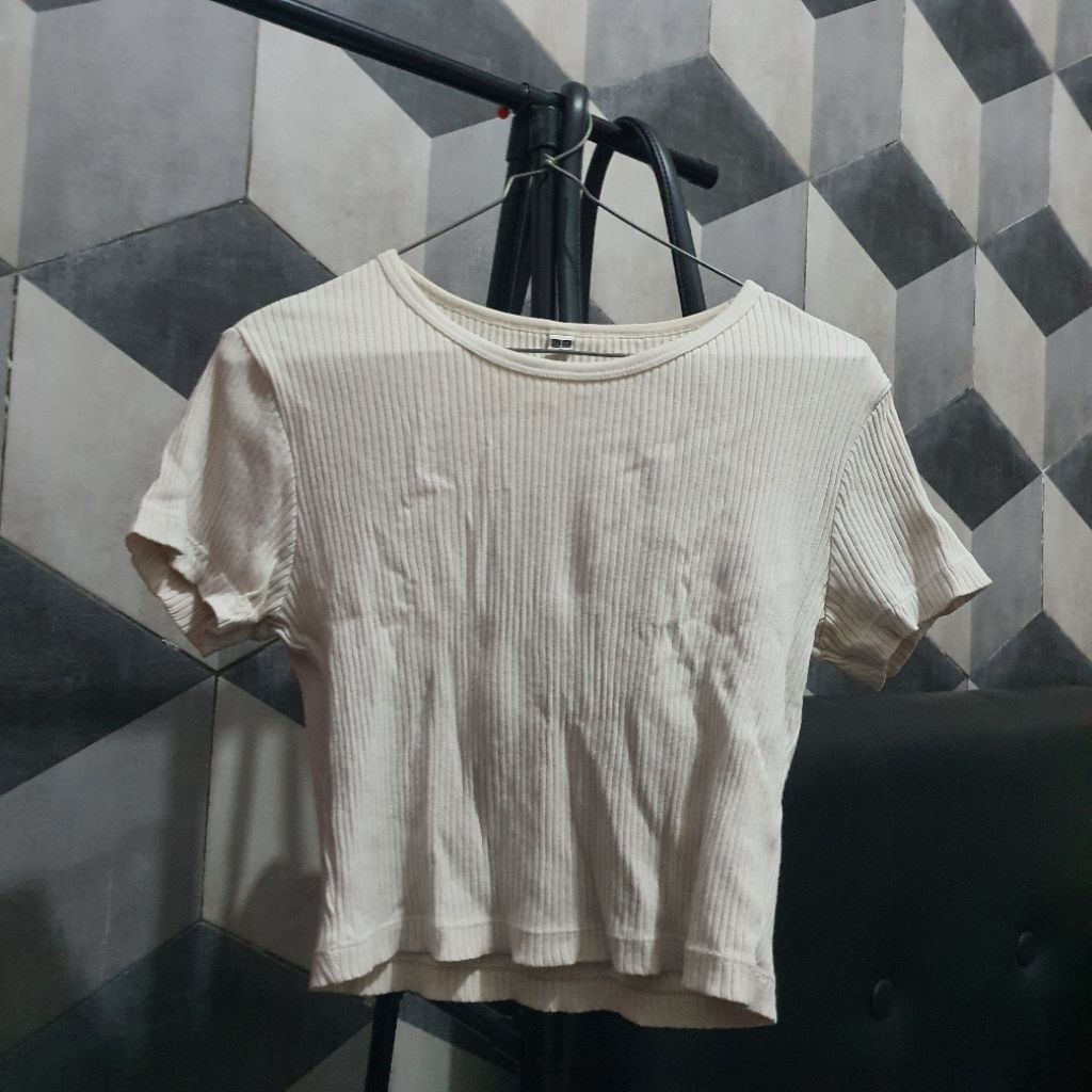 PRELOVED White Uniqlo Ribbed Top Wanita