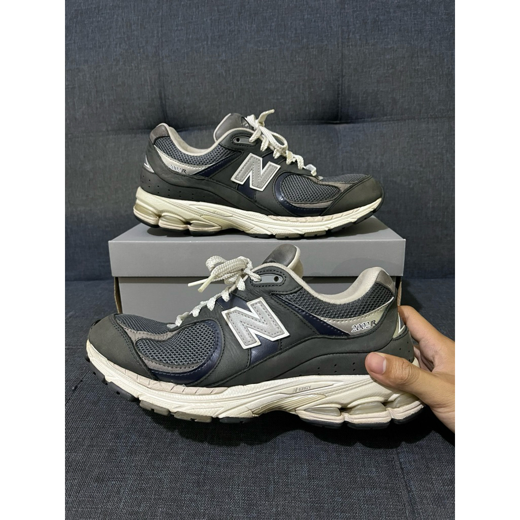 Sepatu New Balance (NB) 2002r Black Grey