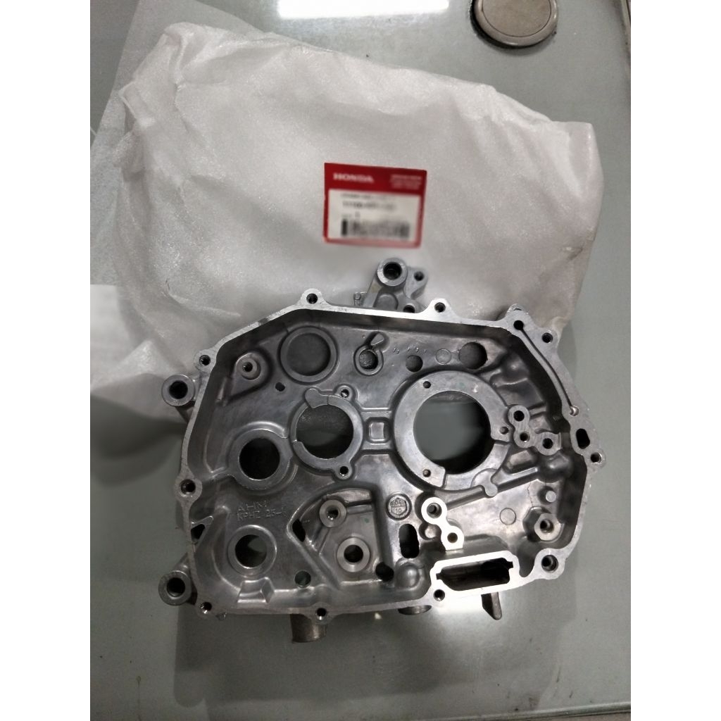 Crankcase comp R untuk motor Supra x 125cc Old Supra x 125cc Batman number part 11100KPH700