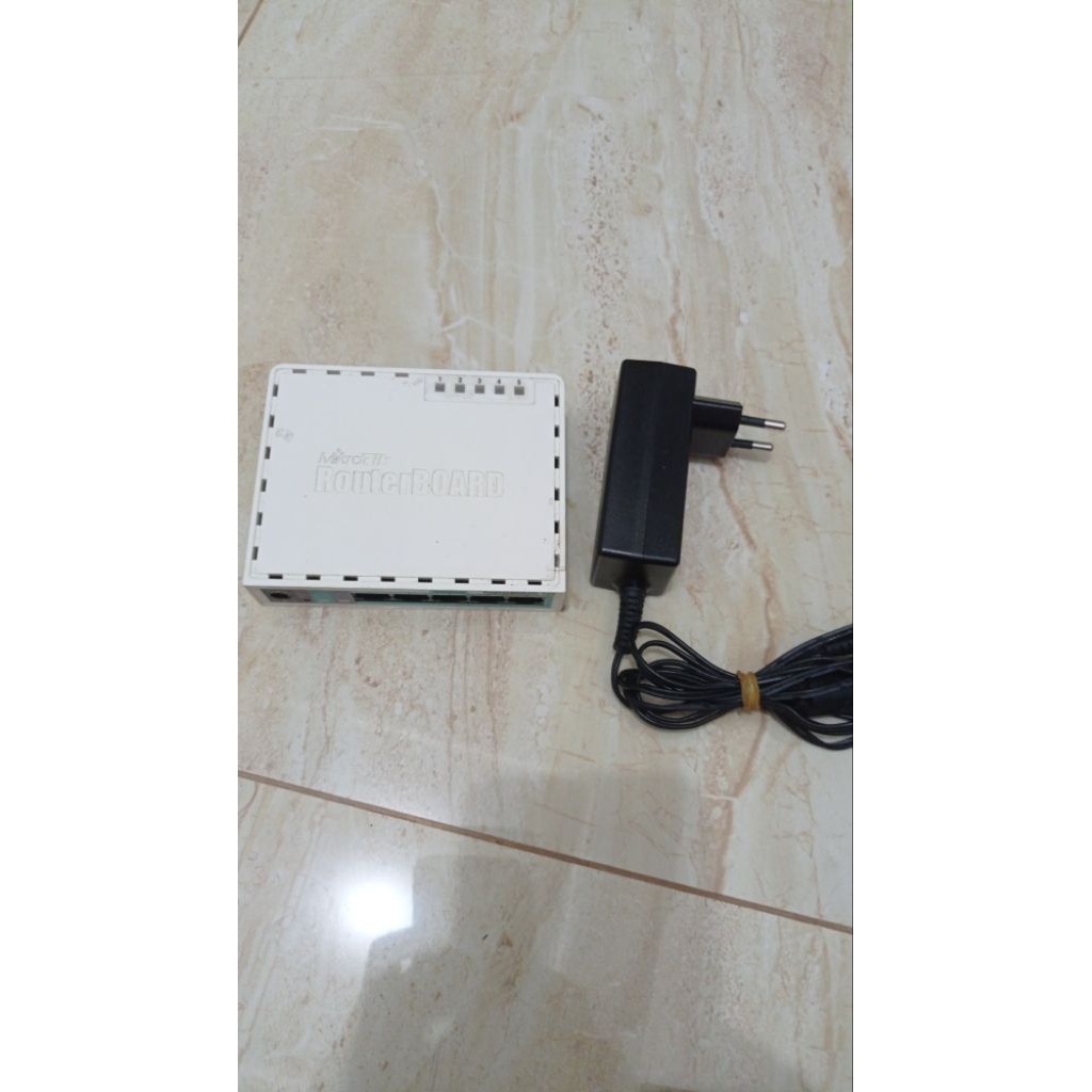 Router Mikrotik RB750 + adaptor normal