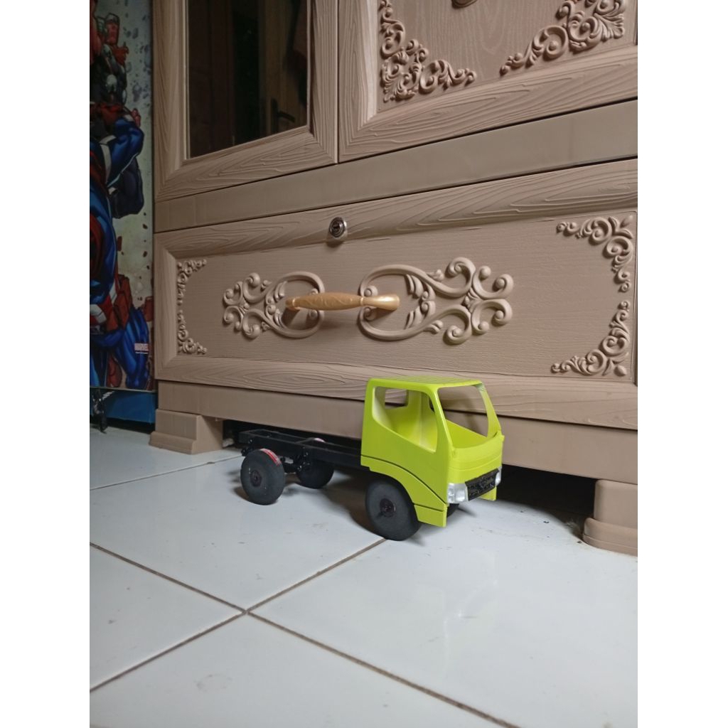 miniatur truk skala plastik sasisan hino dutro