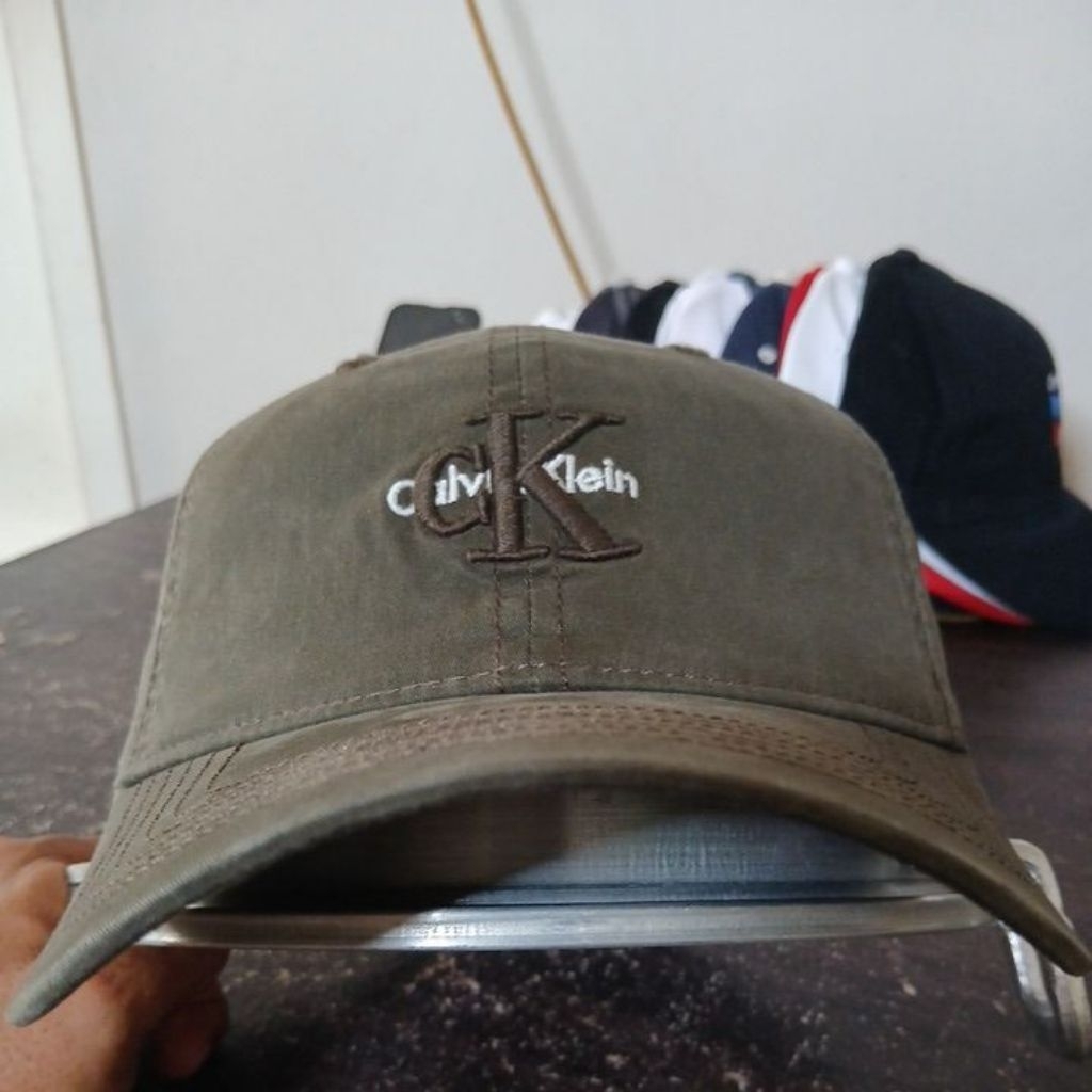 Topi baseball bahan katun tebal lembut warna army pekat seperti baru logo bordir halus CALVIN KLEIN 