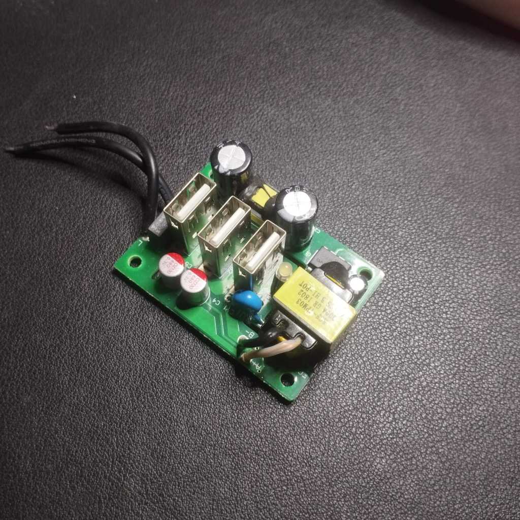 Modul Charge Hp Power Supply input 220vAc out 3 Usb Port 5v 2A Charger