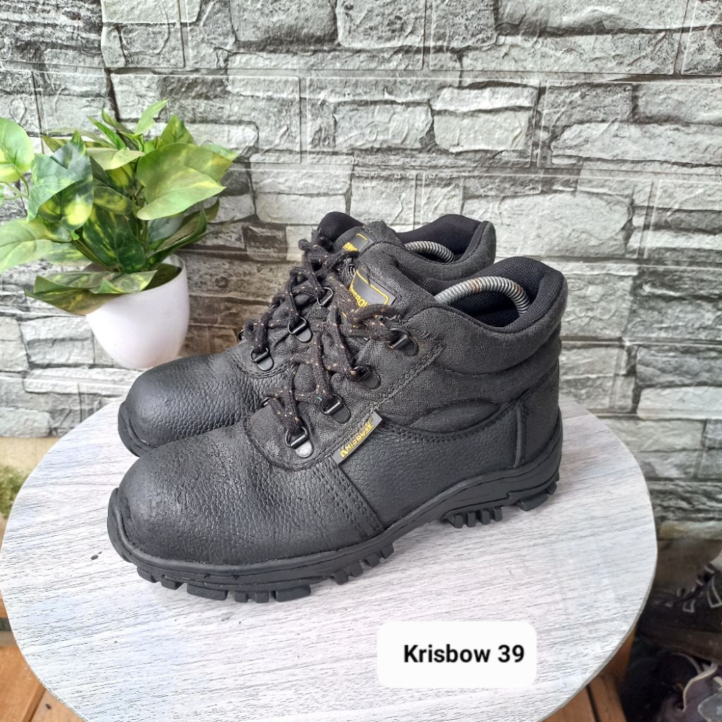 Sepatu second safety ujung besi merk krisbow size39 insol25 cm