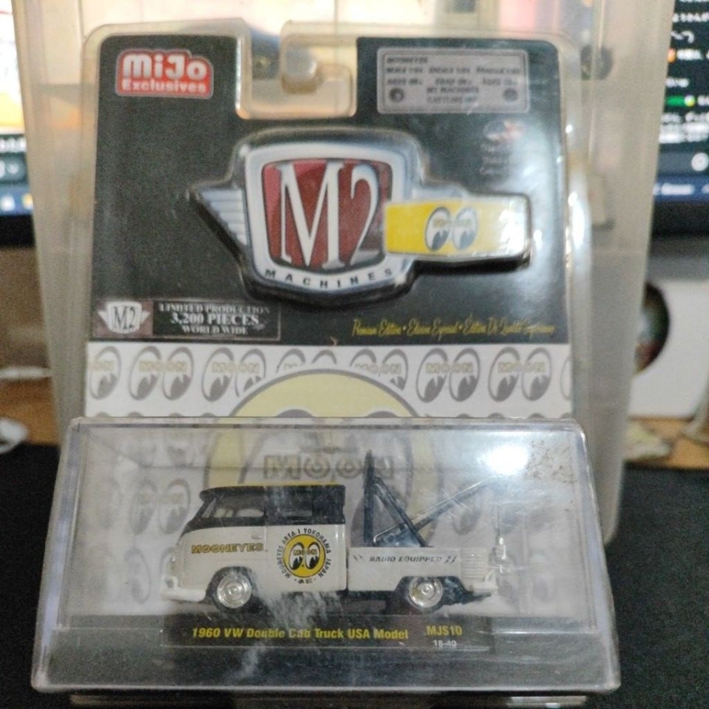 M2 Machines 1960 VW Double Cab Truck Mooneyes