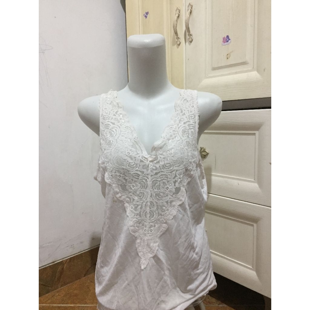 tanktop putih renda atas